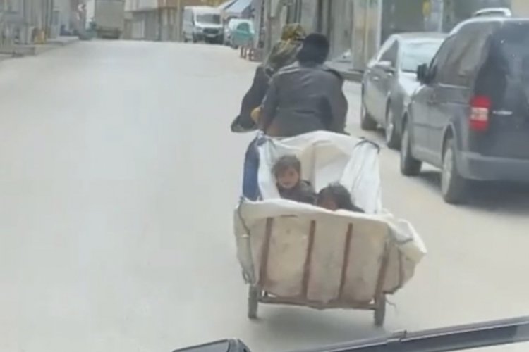 Bursa'da &ccedil;ek&ccedil;ek arabasıyla &ccedil;ocuklarını taşıdı