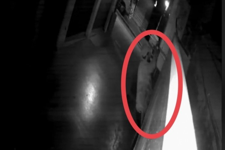 Bursa'da hırsız duvara tırmandı ama g&uuml;venlik kameralarından ka&ccedil;amadı
