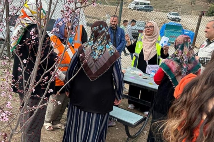 70 yaşındaki Pakistanlı kadın, deprem b&ouml;lgesi i&ccedil;in seferber oldu