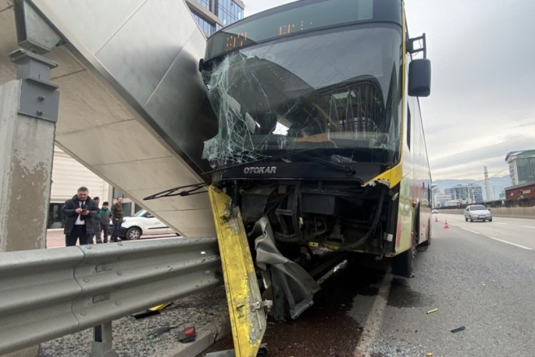Bursa'da belediye otob&uuml;s&uuml; bariyerlere saplandı