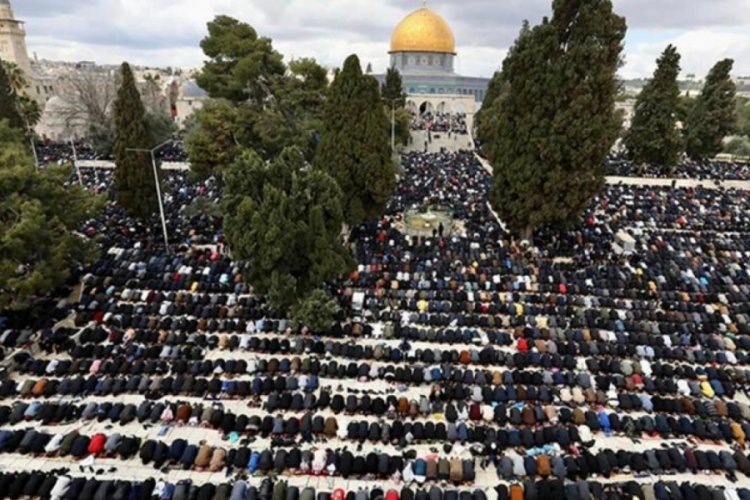 Mescid-i Aksa'da 250 bin kişi cuma namazı kıldı
