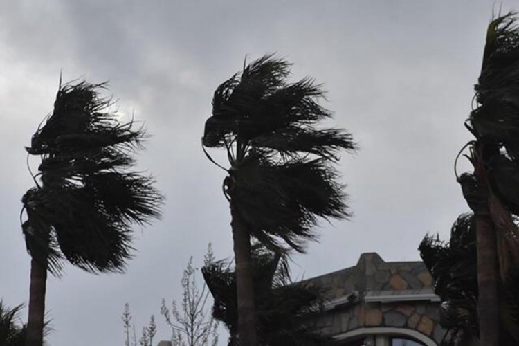Meteoroloji İzmir'e kuvvetli r&uuml;zgar ve fırtına uyarısı yaptı