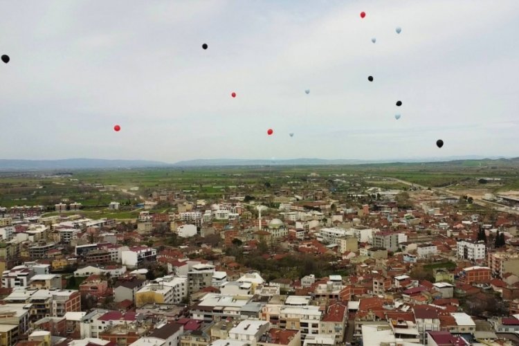 Bursa'da otizme dikkat &ccedil;ekmek i&ccedil;in g&ouml;ky&uuml;z&uuml;ne y&uuml;zlerce balon bırakıldı