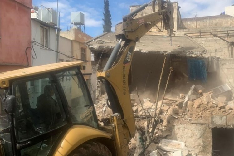 Kilis'te ağır hasarlı binaların yıkımı s&uuml;r&uuml;yor