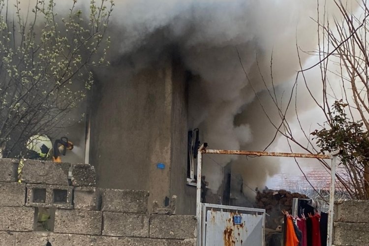 Balıkesir G&ouml;nen'de soba patladı, ev harabeye d&ouml;nd&uuml;