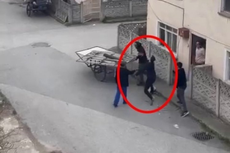 Sakarya'da ilgin&ccedil; anlar! 'Soba &ccedil;aldın' dedi sopayla saldırdı