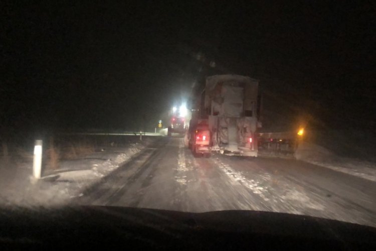 Kars'ta yoğun tipi nedeniyle bir&ccedil;ok tır yolda kaldı