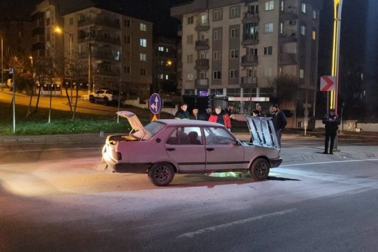 Kocaeli'nde seyir halindeki aracın motoru alev alev yandı