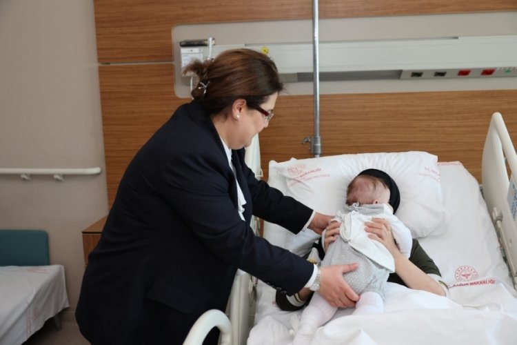 Gizem Bebek, Bakan Yanık tarafından annesine teslim edildi