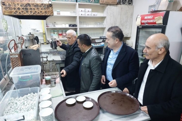 Bursa'da bir Ramazan klasiği: &Ccedil;aylar Bozbey'den sohbet vatandaştan