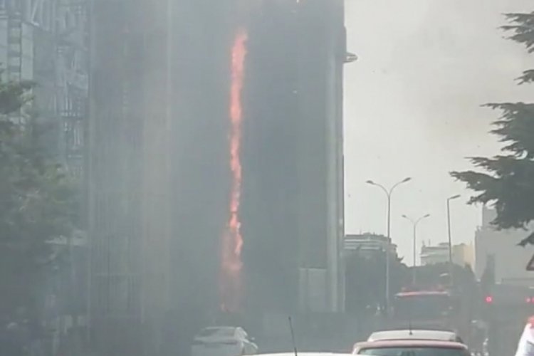 İstanbul'da iş merkezinde yangın!