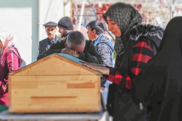Elazığ'da evde &ouml;l&uuml; bulunan 6 kişilik aile toprağa verildi