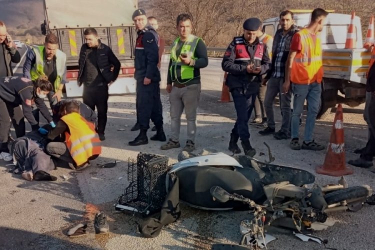 Kamyonetle &ccedil;arpışan motosiklet s&uuml;r&uuml;c&uuml;s&uuml;&nbsp;hayatını kaybetti