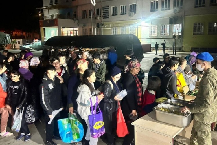 Mehmet&ccedil;ikten deprem b&ouml;lgesinde sahur yapan vatandaşlara kahvaltılık ikramı yaptı