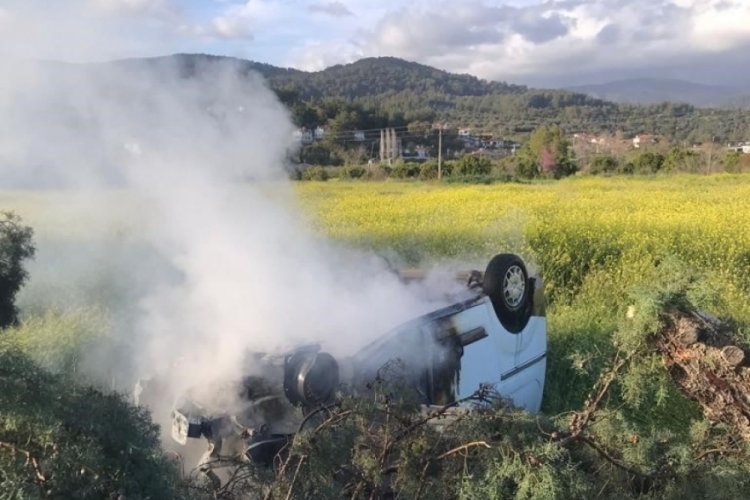 Muğla'da kaza yapan ara&ccedil;ta yangın! İki kişi yanmaktan son anda kurtuldu