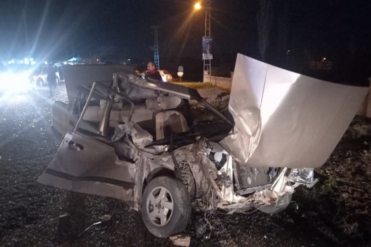 Elazığ'da r&ouml;morka &ccedil;arpan ara&ccedil; hurdaya d&ouml;nd&uuml;: Yaralılar var