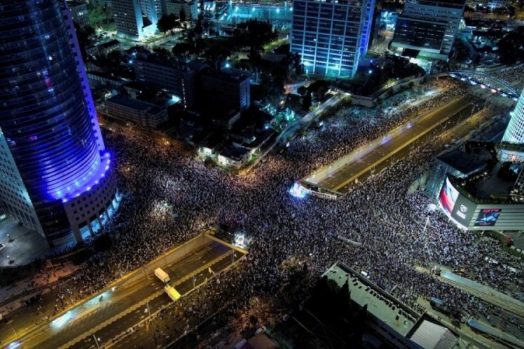On binlerce İsrailli sokakta!