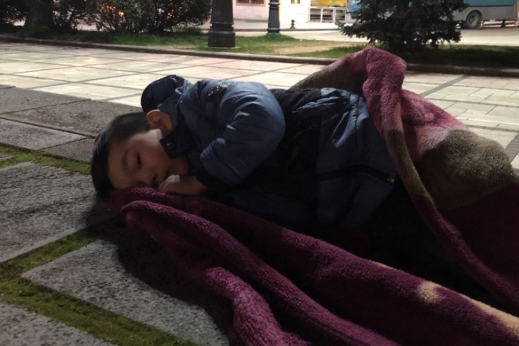Kastamonu'da depremde panik yaşayan vatandaşlar geceyi sokakta ge&ccedil;iriyor