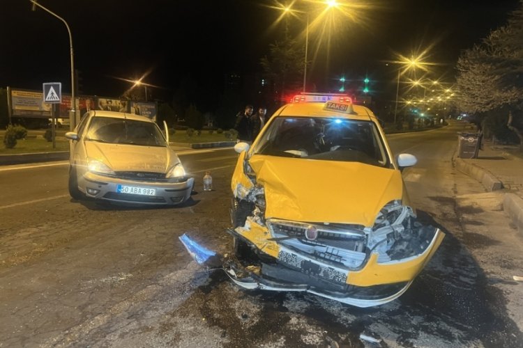 Nevşehir'de ticari taksi ile otomobil &ccedil;arpıştı: 3 yaralı