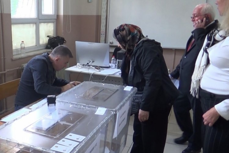 Tekirdağ'da yaşayan &ccedil;ifte vatandaşları oylarını kullandı