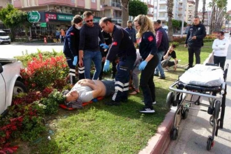 Oğlunun kaza yaptığını duyan baba, olay yerinde kalp krizi ge&ccedil;irdi