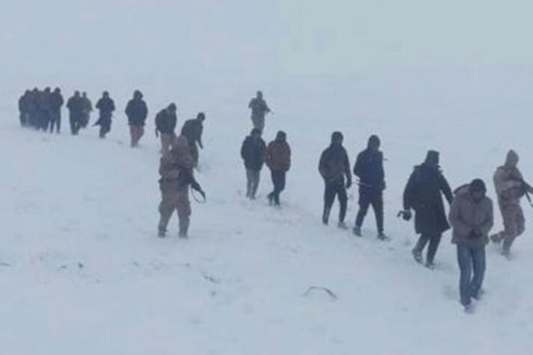 33 ka&ccedil;ak g&ouml;&ccedil;men donmak &uuml;zereyken jandarma kurtardı