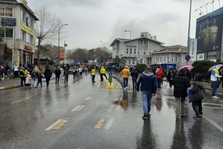 Fenerbah&ccedil;e taraftarı Kadık&ouml;y'e akın etti