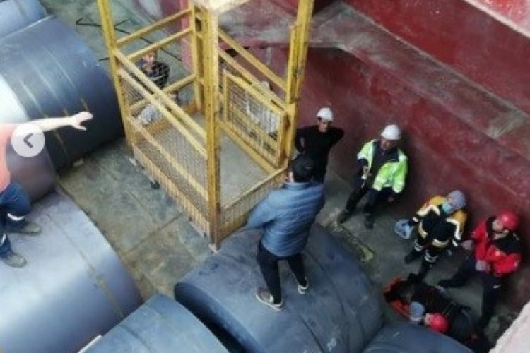 Kocaeli'nde limanda iş kazası ge&ccedil;iren iş&ccedil;inin yardımına itfaiye erleri yetişti