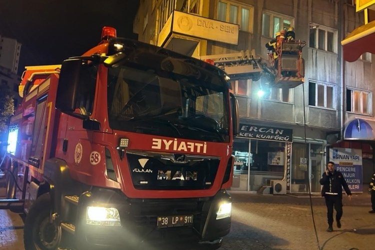 Kayseri'de 3 katlı binada korkutan yangın