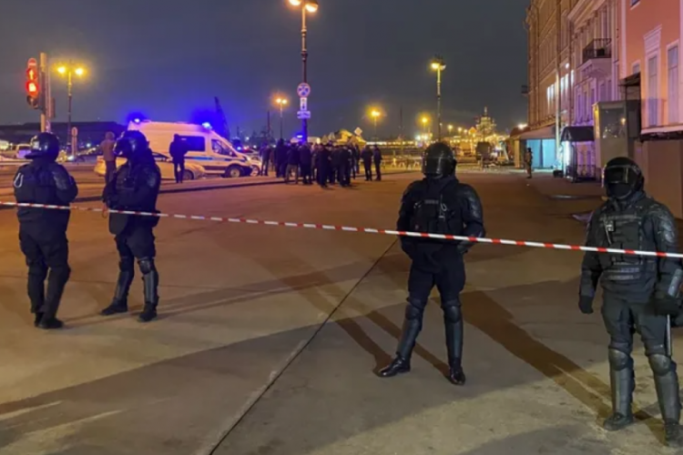 Rusya'da bombalı saldırı: Putin yanlısı yazar &ouml;ld&uuml;, 16 kişi yaralandı