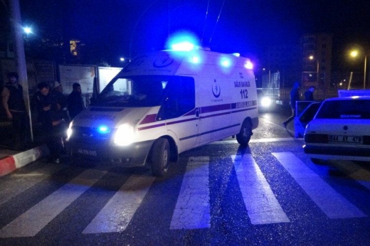 Malatya'da iki otomobil &ccedil;arpıştı