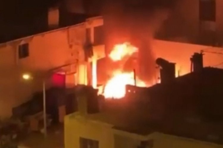 Sahur vakti tamirhanede &ccedil;ıkan yangın panik yaşattı