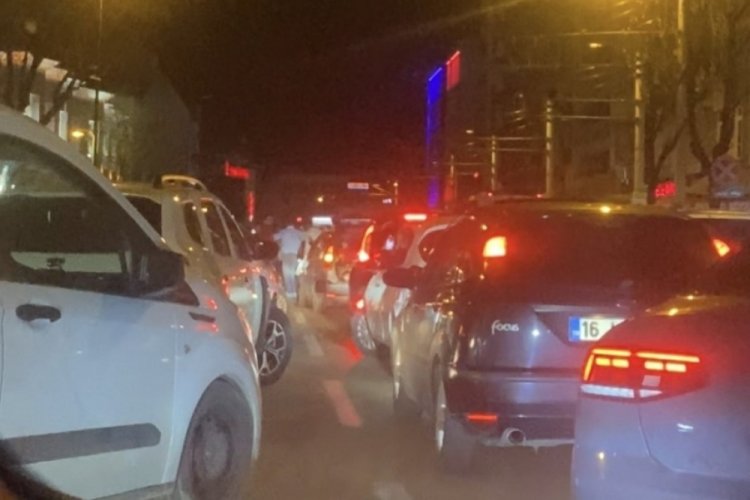 Bursa'da asker eğlencesinde trafiği hi&ccedil;e saydılar