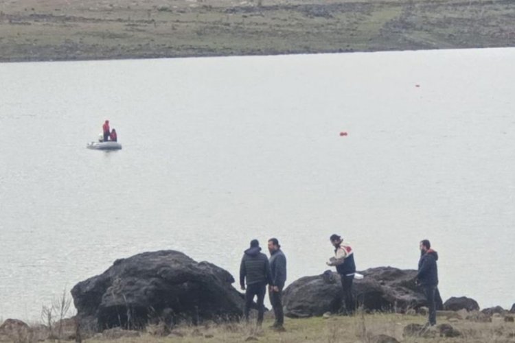 Bolu'da balık tutmak i&ccedil;in bindikleri tekne alabora oldu! 1 kişi kayboldu