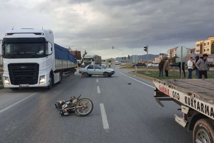 Babanın &ouml;ld&uuml;ğ&uuml;, oğlunun ise ağır yaralandığı kaza kameralara b&ouml;yle yansıdı