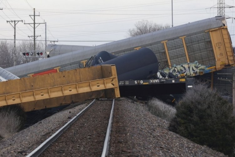 ABD'de korkun&ccedil; olay! Y&uuml;k treni raydan &ccedil;ıktı, vagonlar nehre devrildi