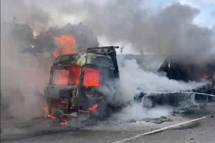 Antalya'da seyir halindeki tır alev alev yandı