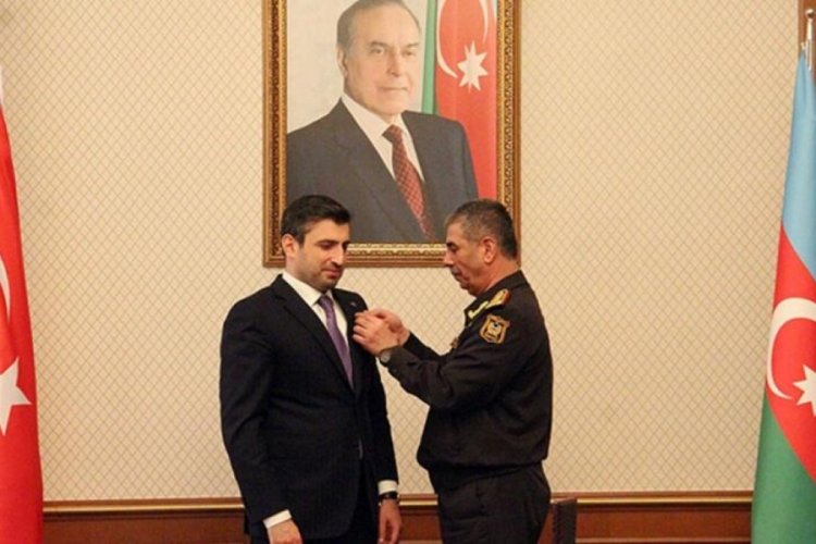 Azerbaycan Savunma Bakanı Hasanov'dan Sel&ccedil;uk Bayraktar'a madalya
