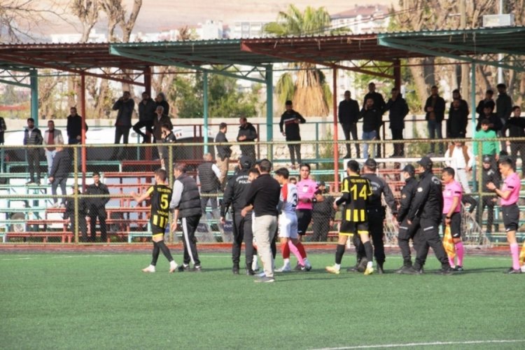 Teknik direkt&ouml;r, futbolcularına k&uuml;freden rakip kaleciyi saha i&ccedil;inde kovaladı