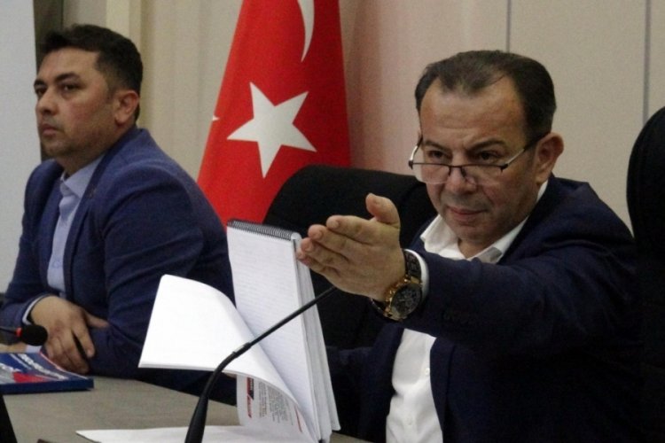 Tanju &Ouml;zcan, toplantıda kendisine su şişesi fırlatan meclis &uuml;yesini dışarı &ccedil;ıkarttı