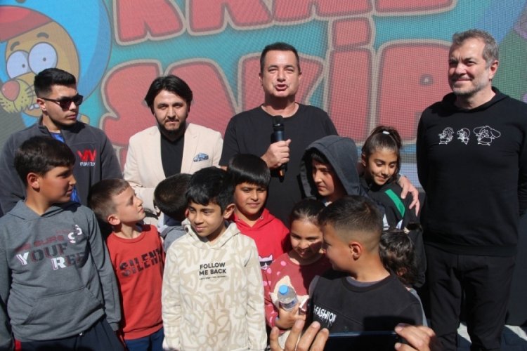 Acun Ilıcalı, deprem b&ouml;lgesinde &ccedil;ocuklarla Kral Şakir izledi