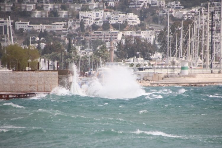 Muğla Bodrum'da fırtına balık&ccedil;ı teknesini batırdı