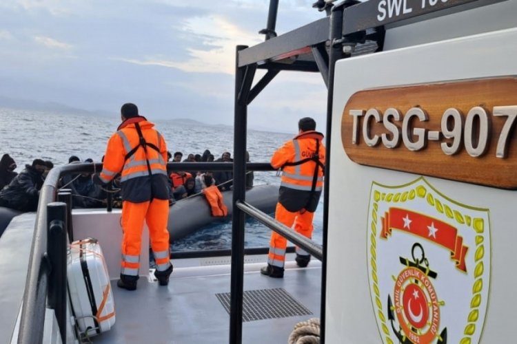 Balıkesir Ayvalık a&ccedil;ıklarında 59 g&ouml;&ccedil;men kurtarıldı