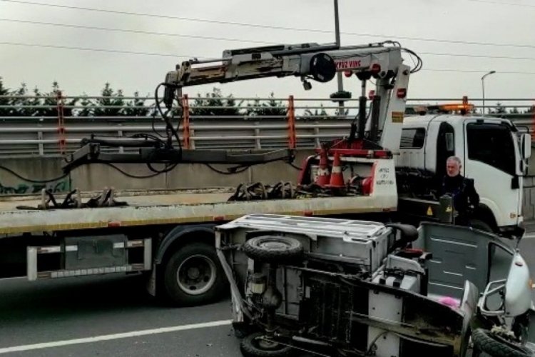 Zonguldak'ta servis aracının &ccedil;arptığı mobed yan yattı