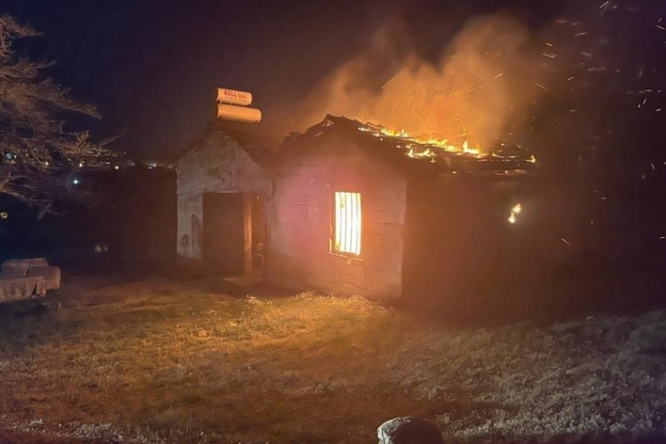 İzmir'de evde &ccedil;ıkan yangın panik yarattı: Komşuları kurtardı