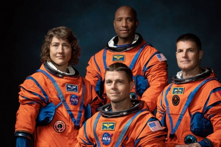 NASA'nın Ay g&ouml;revinde ilk kez kadın ve siyahi astronotlar yer aldı