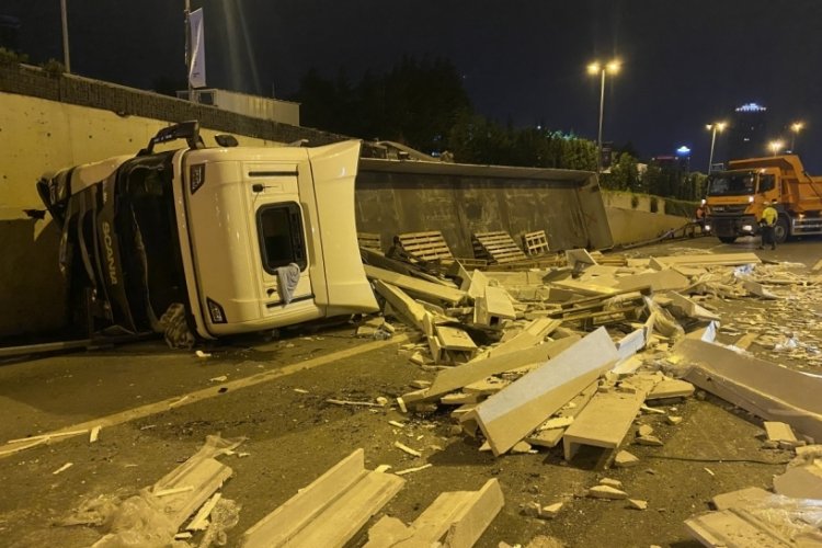 İstanbul'da kontrolden &ccedil;ıkan tır yol ayrımından D-100 kara yoluna d&uuml;şt&uuml;!