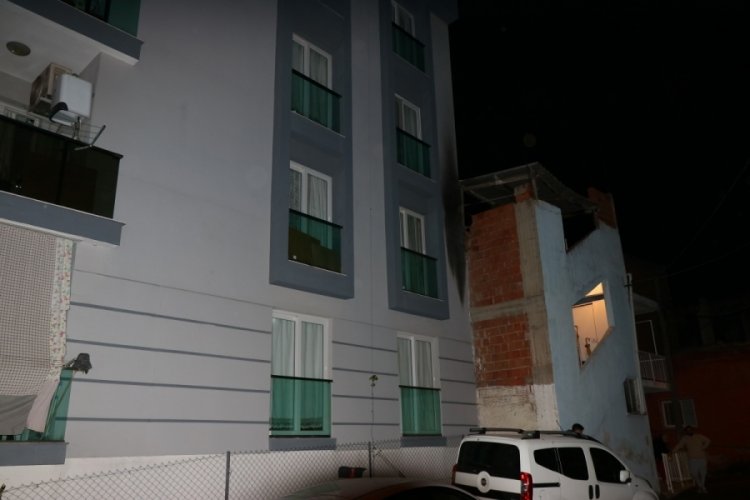 İzmir'de alkoll&uuml; şahıs eski sevgilisinin evine molotof attı