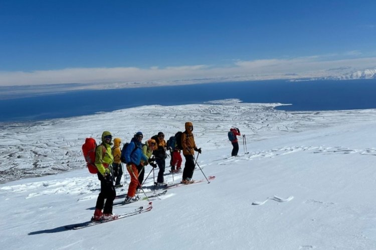 Yabancı dağcılar Nemrut Dağı'nda dağ kayağı yaptı