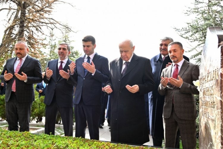 MHP lideri Bah&ccedil;eli, Alparslan T&uuml;rkeş'in kabrini ziyaret etti